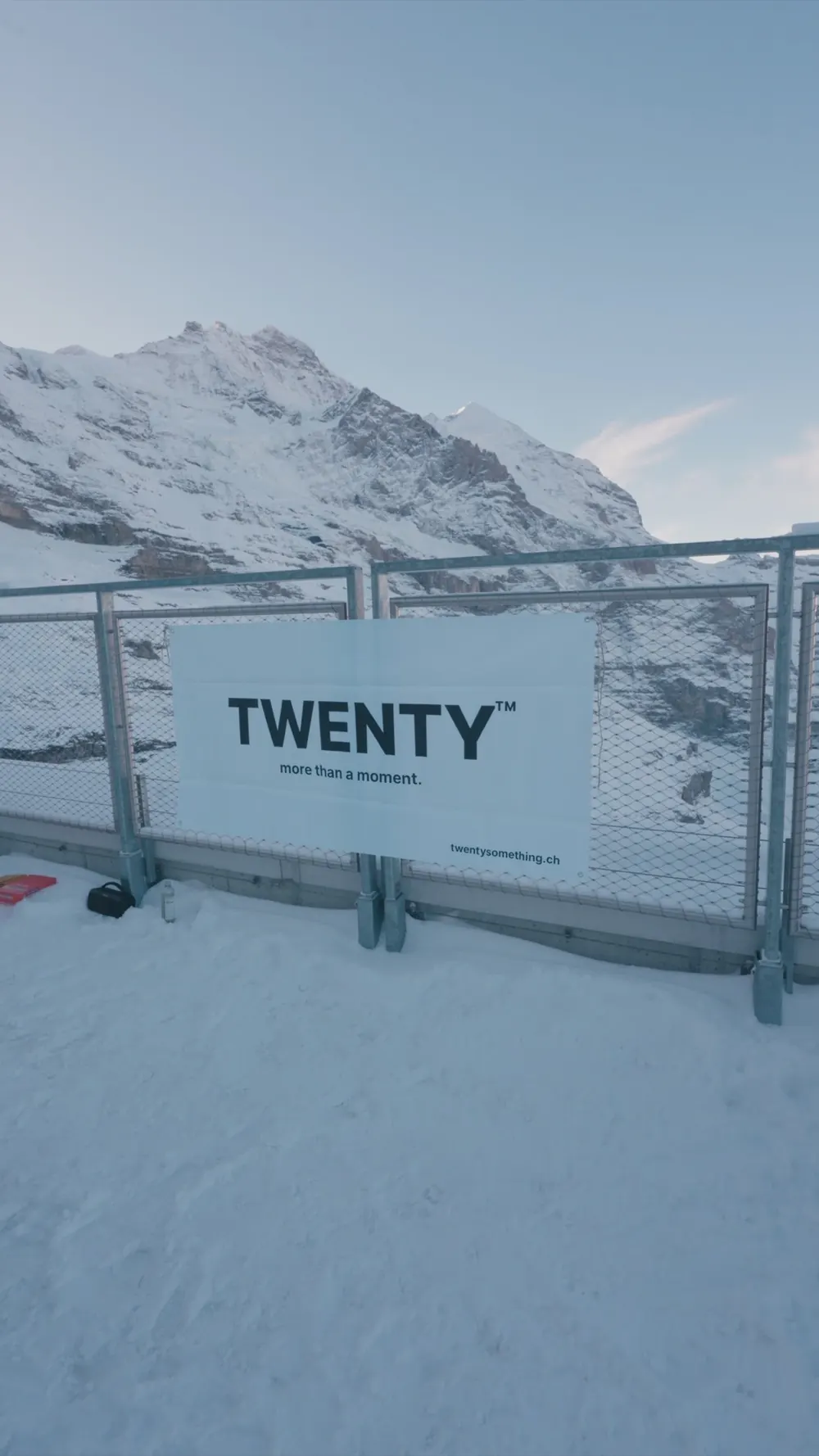 Twenty-Banner vor verschneiten Bergen beim Ski Day