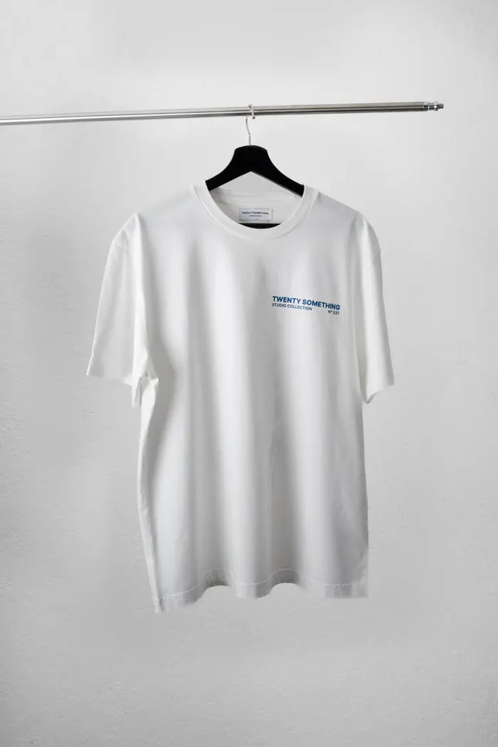 Bright White Tee auf dem Kleiderbügel, Vorderseite