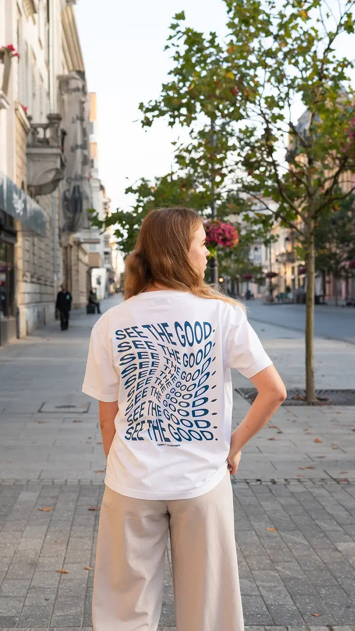 Frau im See the Good Tee in einer Altstadtgasse