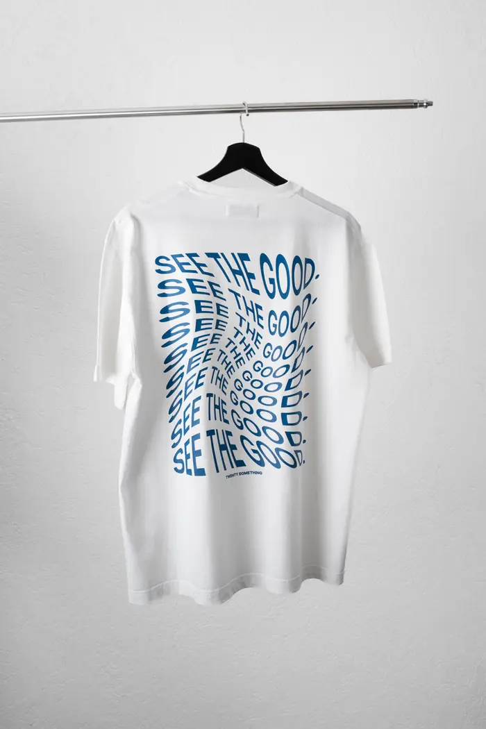 See the Good Tee in Bright White auf dem Kleiderbügel, Rückseite
